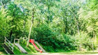 Dourbes, jeux, toboggan, grimpe dans le jardin de la ferme château