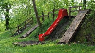 Dourbes, jeux, toboggan, grimpe dans le jardin de la ferme château