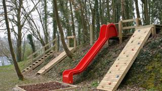 Dourbes, jeux, toboggan, grimpe dans le jardin de la ferme châteaud vlak 