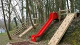 Dourbes, jeux, toboggan, grimpe dans le jardin de la ferme châteaud vlak 