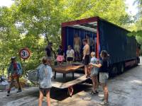lossen van vrachtwagens aan de ingang van de weide van Pont Baugnies