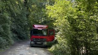 lossen van vrachtwagens aan de ingang van de weide van Pont Baugnies