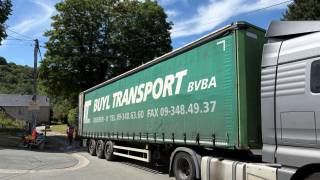 grote container die niet tot aan de ingang van de weide "Près de l'église" kan komen