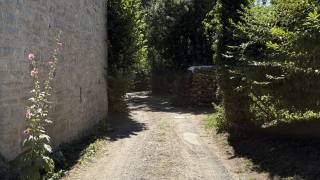 smalle toegangsweg naar "Près de l'église"
